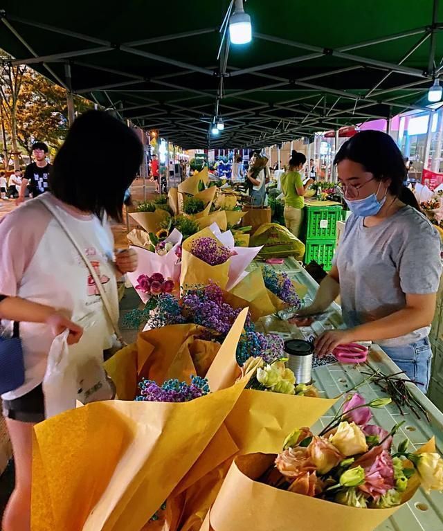 剖析上海市长宁区的天山街市卖花常在市井交易办夜市前所未有