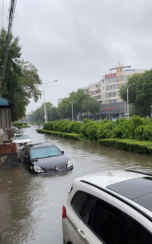 新乡突降暴雨城区大部分地方已积水大家出门一定要当心