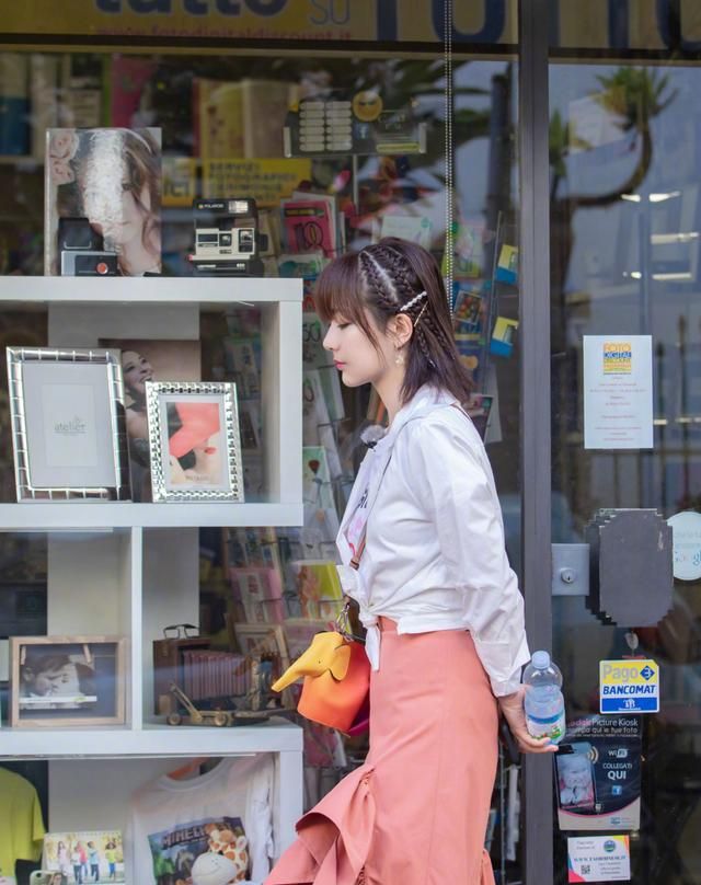 杨紫瘦了好多穿抹胸裙缝隙好大真担心裙子会掉下来