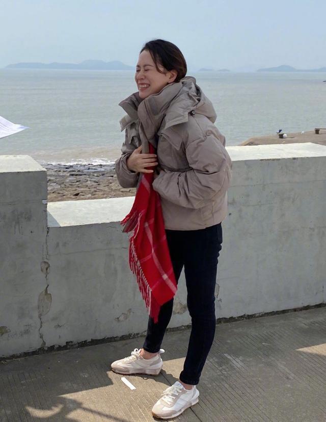 43岁海清罕晒近况,素颜状态似少女,化妆台却简陋空空如也