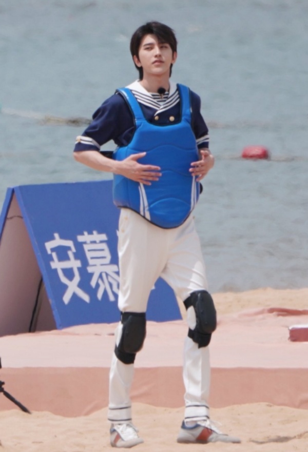 蔡徐坤录跑男被路人抓拍当看清他穿长裤的腿型该上保险了吧