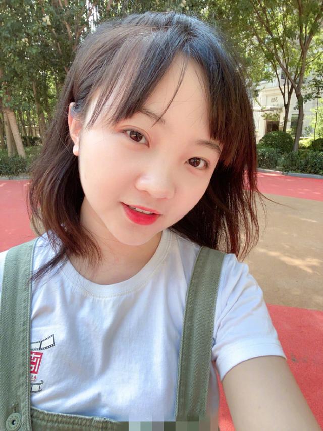 林妙可久违分享自拍美照,怼脸秀素颜超自信,元气满满好似中学生