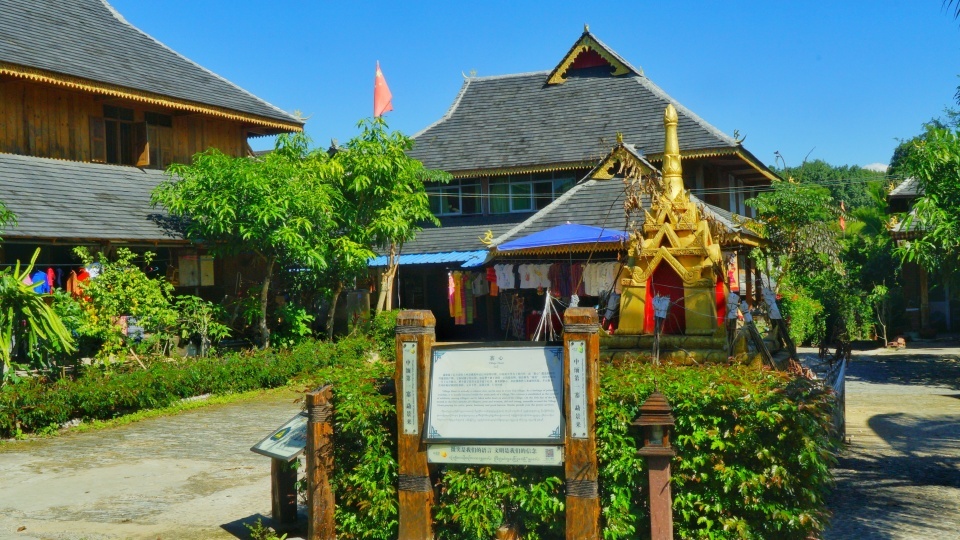 西双版纳两个高人气的傣族村寨一个天天泼水节一个因综艺爆红