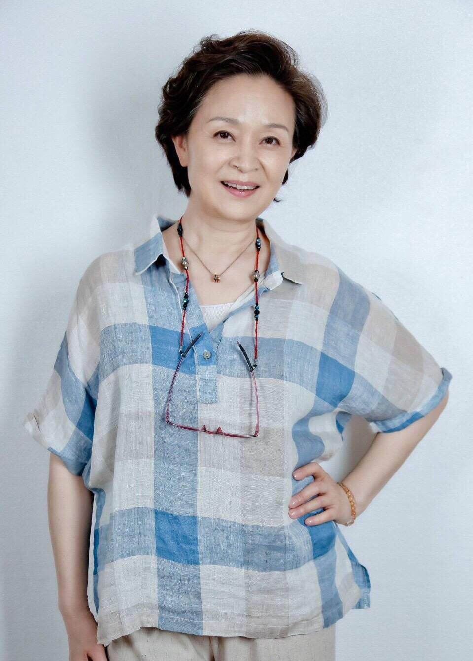 刘莉莉出席活动状态超好穿西服套装现身简约干练高级优雅