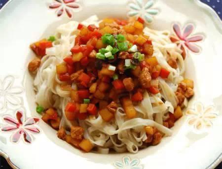 家常菜推荐三丁拌面大白菜炖豆腐西兰花黄瓜拌腐竹的做法