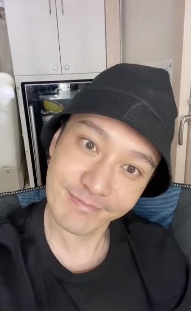 黄晓明累到脱妆遭调侃,晒素颜照谦虚回应,歪头卖萌颜值依然能打