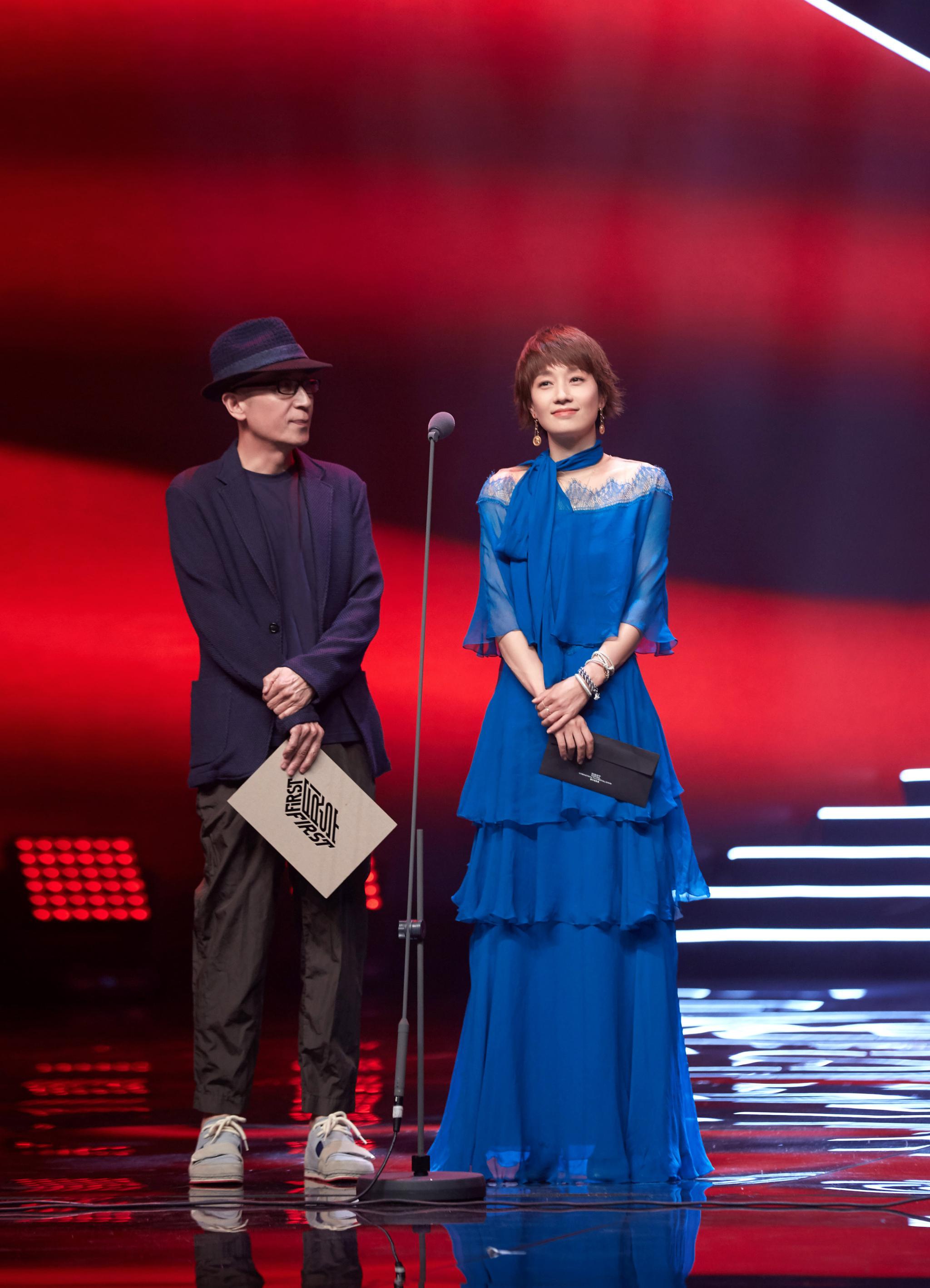 马伊琍亮相first青年电影盛典携曹保平黄渤颁最佳导演奖