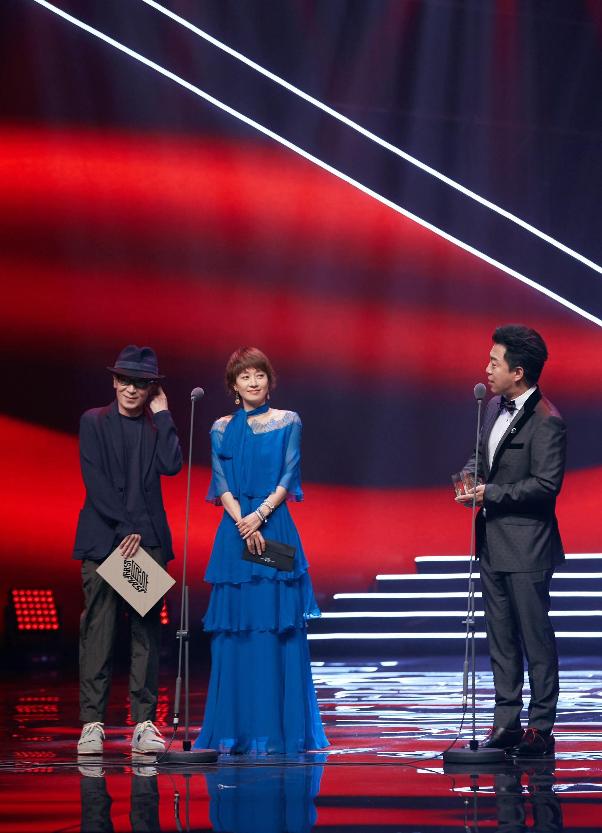 马伊琍亮相first青年电影盛典携曹保平黄渤颁最佳导演奖