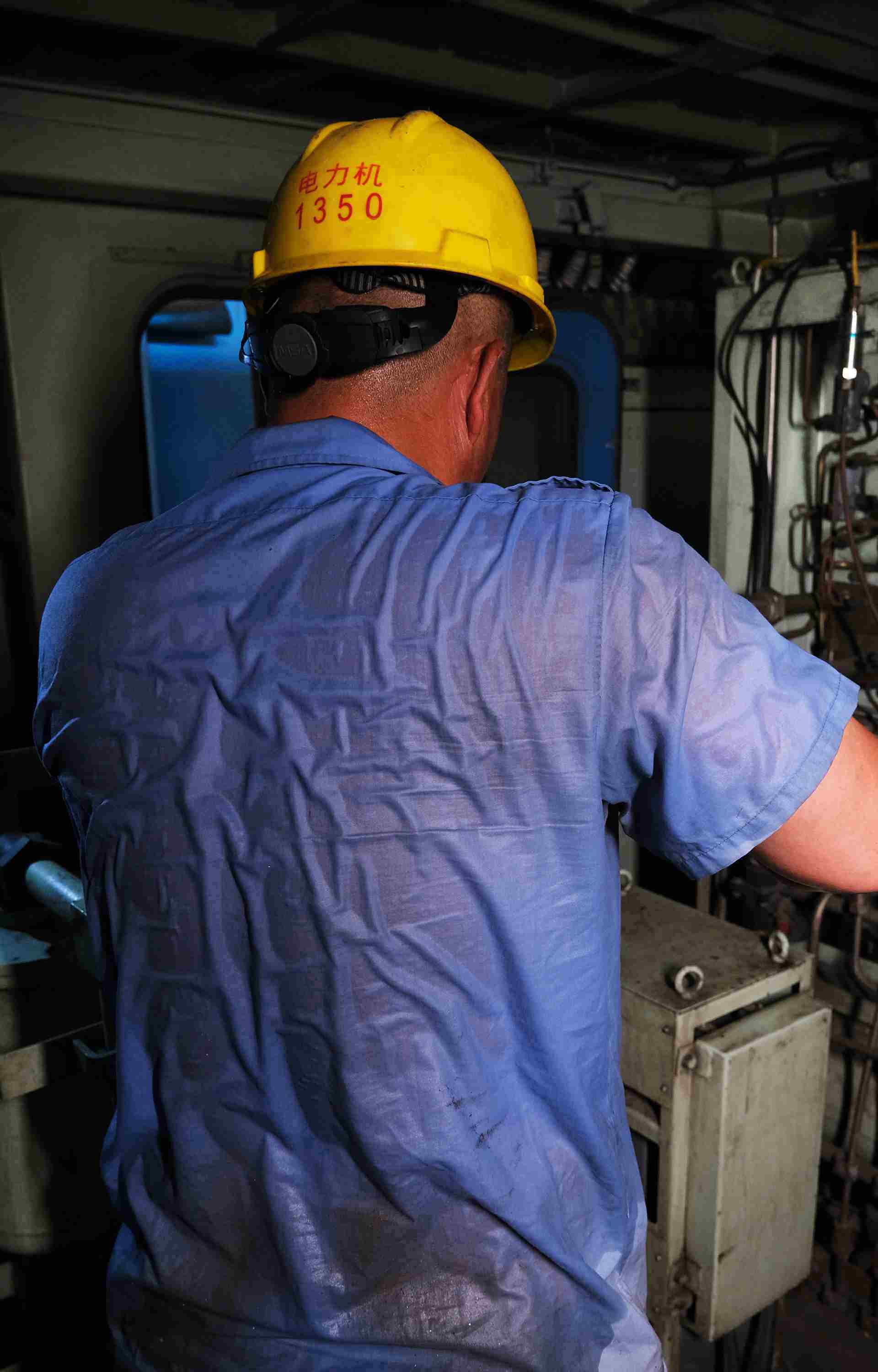 高温下 火车头中忙碌的身影