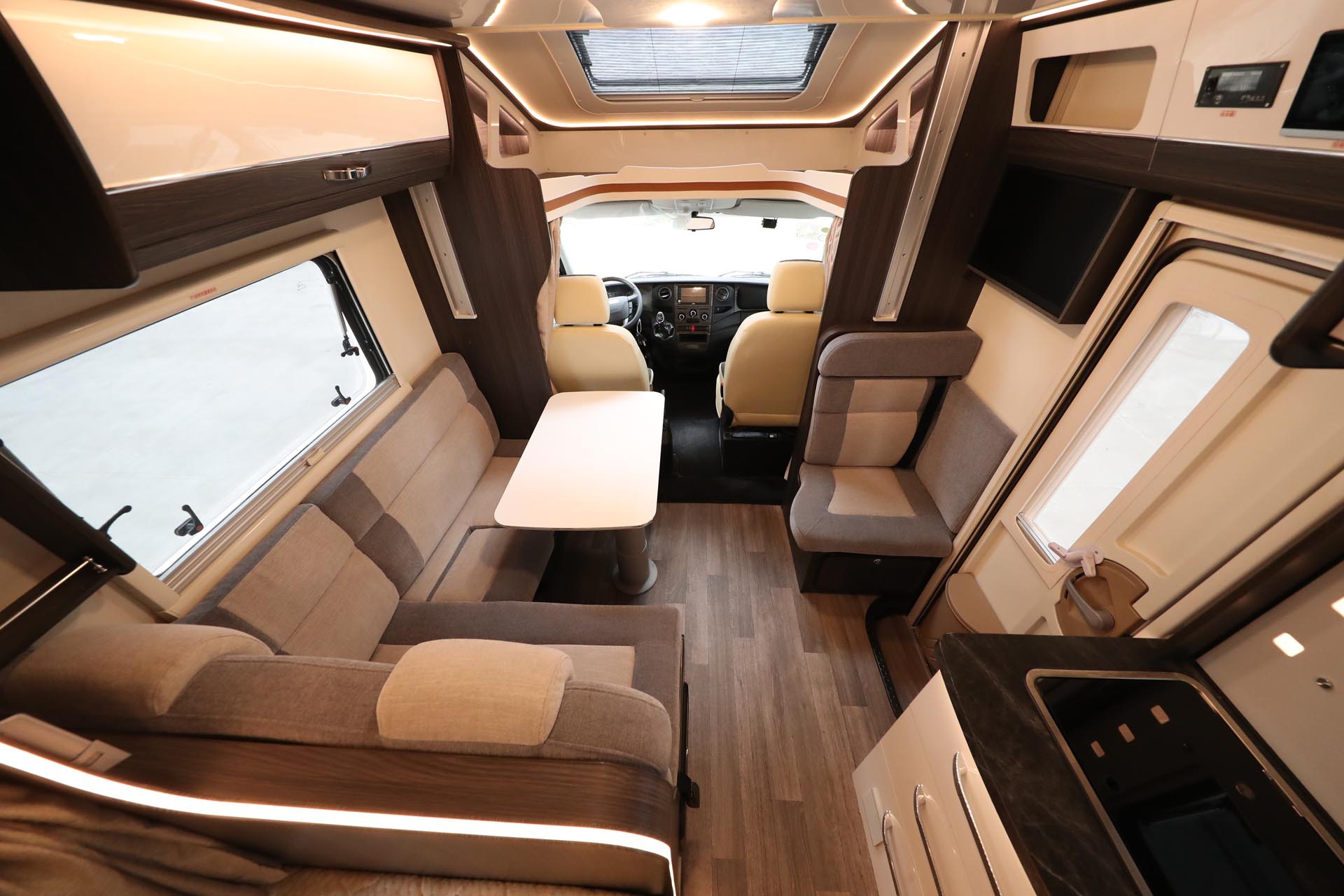 家小额头房车内饰有风尚系列和轻奢系列两种可选,整车选用进口地板革