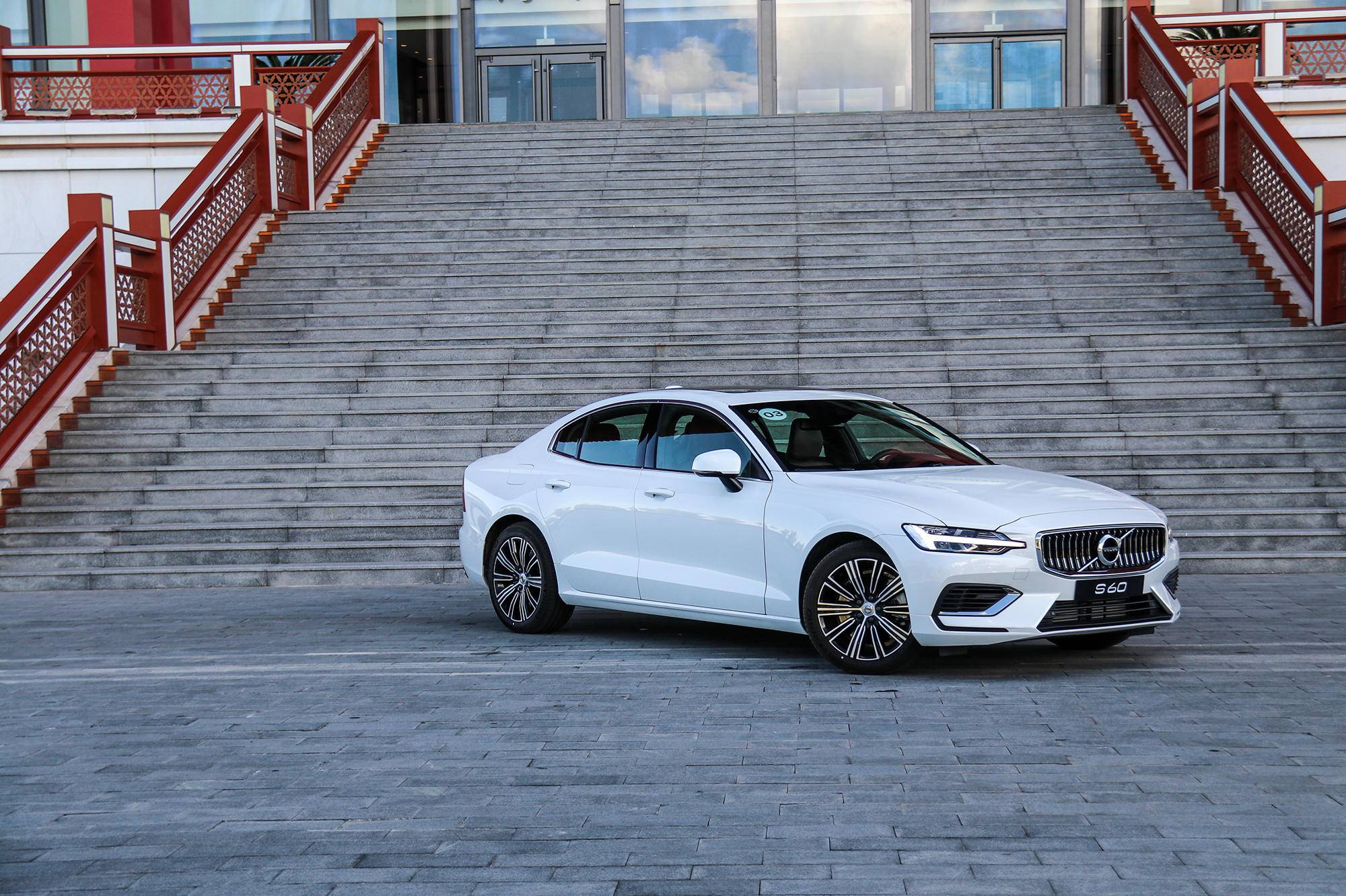 绅士内芯也疯狂试驾沃尔沃s60t8e驱混动