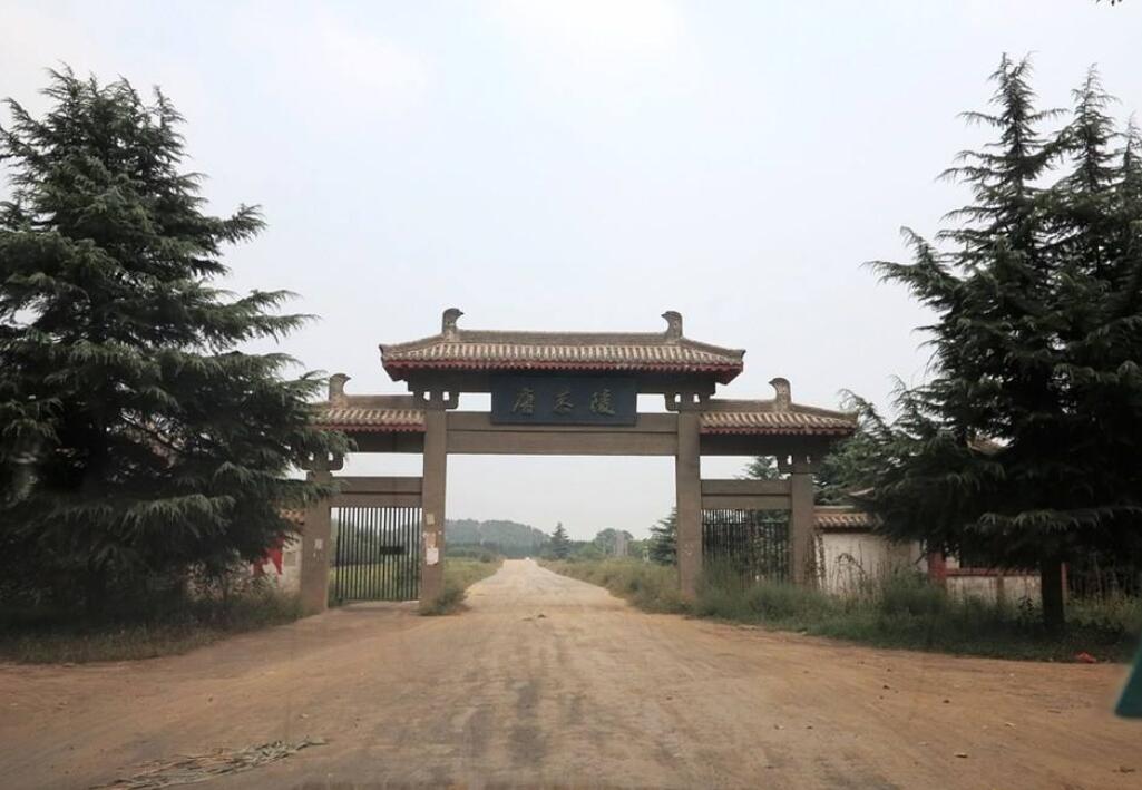 唐恭陵位于洛阳偃师市缑氏镇滹沱村西南的景山之巅.
