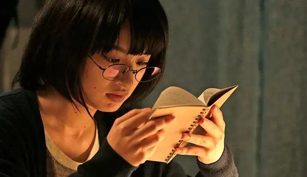 影片根据日本畅销女作家小池真理子的小说改编,讲述读大学哲学科的