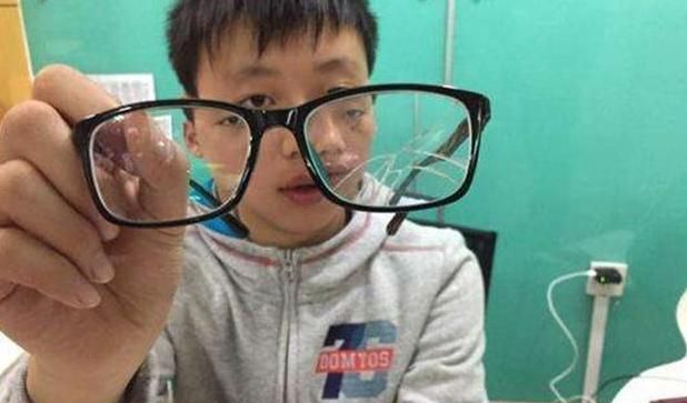 7岁孩子踩碎同学眼镜妈妈拒不道歉只愿赔钱看到账单瞬间慌了