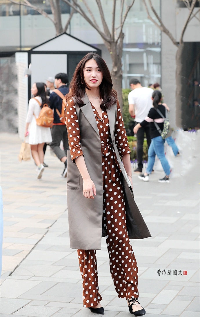 街拍波点元素美女百穿不厌