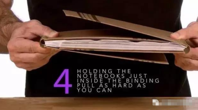 男子将两本书的每一页互相交叉重叠在了一起,在重叠完毕之后,男子把书