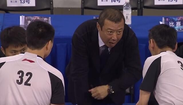 cba京粤大战裁判太差劲!33号裁判梁斌软弱,或遭篮协内部处罚