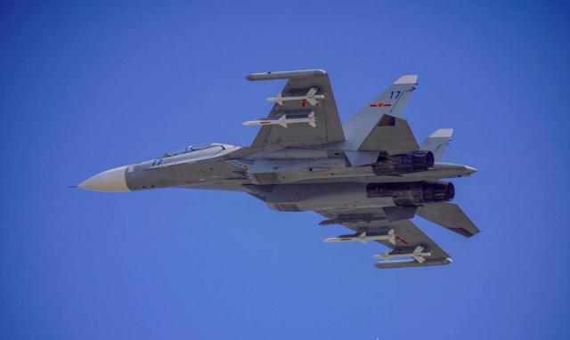 (全面升级,携带国产武器的苏-30mkk战斗机)苏-30mkk是我国早在2001年