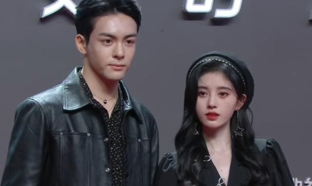 明星合影时到底多会抢镜?红毯上鞠婧祎与男星同框,肩膀暴露心机