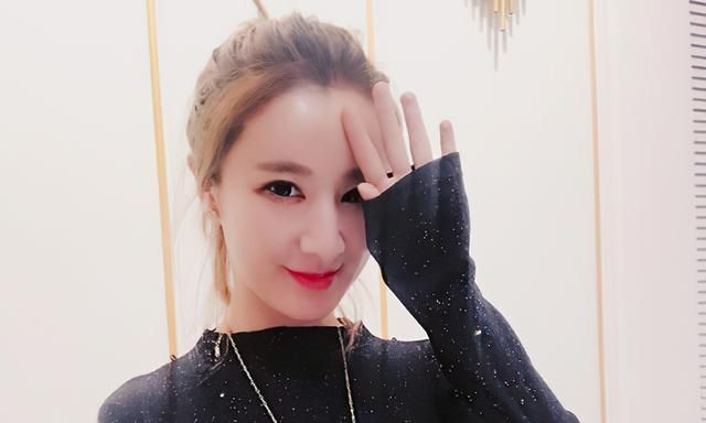 一次偶然意外,薇娅的声带受损,再加上组合一直没有太大的名气和起色