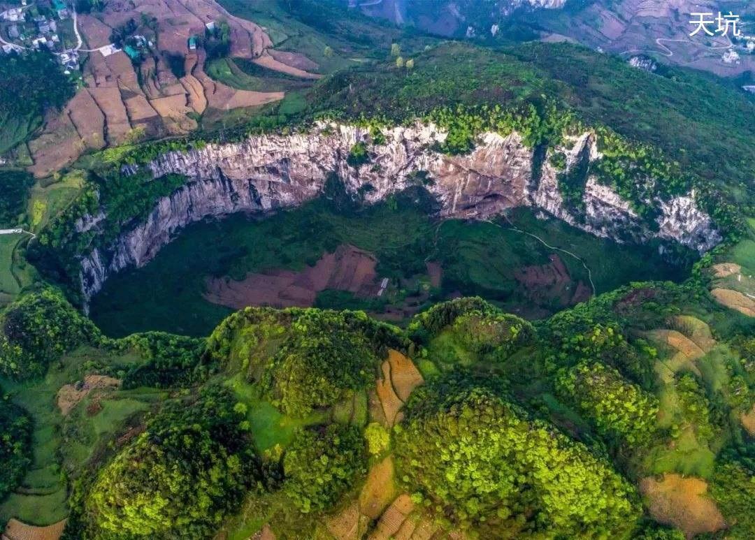 天坑景观通常是喀斯特地貌发展到哪个阶段的产物