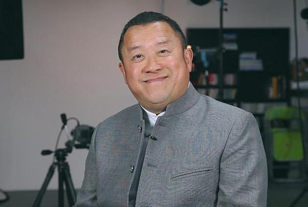 她是翻版张曼玉18岁嫁入豪门21岁净身出户56岁和干儿子恋爱