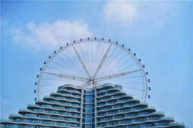 当我们的游船走到东昌湖南岸的时候,一个巨大的摩天轮看起来格外醒目