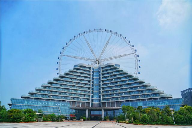 摩天轮被聊城人亲切的称为水城之眼,我来的时候不巧,没有乘坐摩天轮