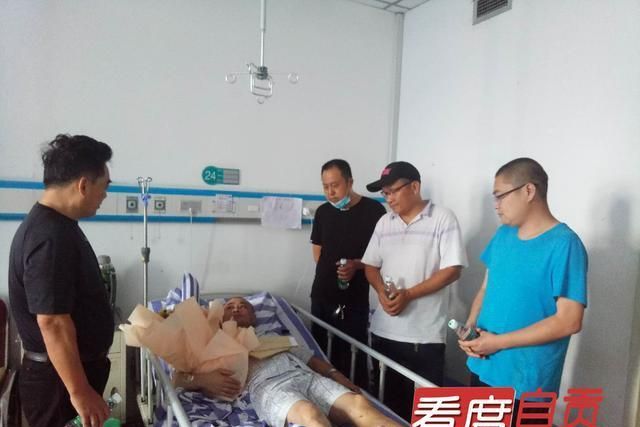 受伤的哥讲述缪沟井车祸惊险细节 行业员工爱心传递温暖休闲区蓝鸢梦想 - Www.slyday.coM