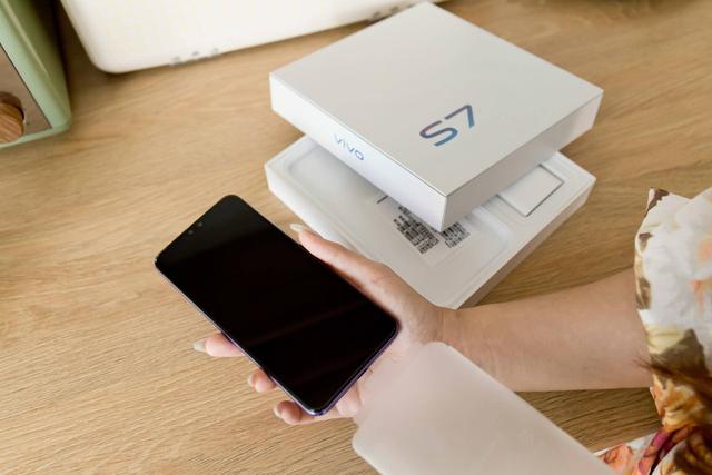 vivos7开箱前置4400万像素af双摄彰显轻薄自拍旗舰气质