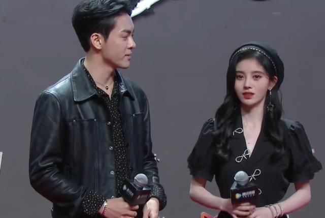 明星合影时到底多会抢镜?红毯上鞠婧祎与男星同框,肩膀暴露心机