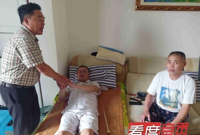 受伤的哥讲述缪沟井车祸惊险细节 行业员工爱心传递温暖休闲区蓝鸢梦想 - Www.slyday.coM