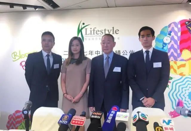 刘今蟾(左二)和刘今晨(右一) 天下潮商综合来源:东方财富快讯,网易