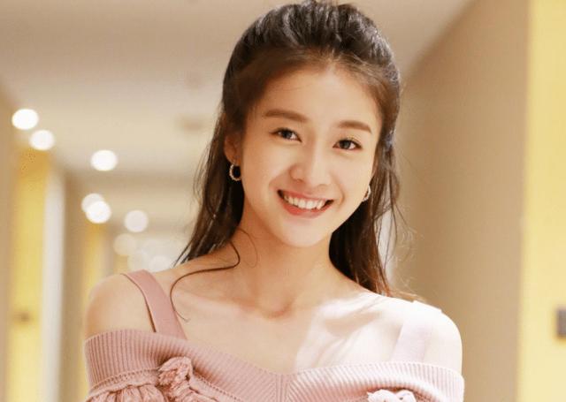 她无意间把妹妹带进了演艺圈,如今妹妹火遍全国,她却已鲜为人知