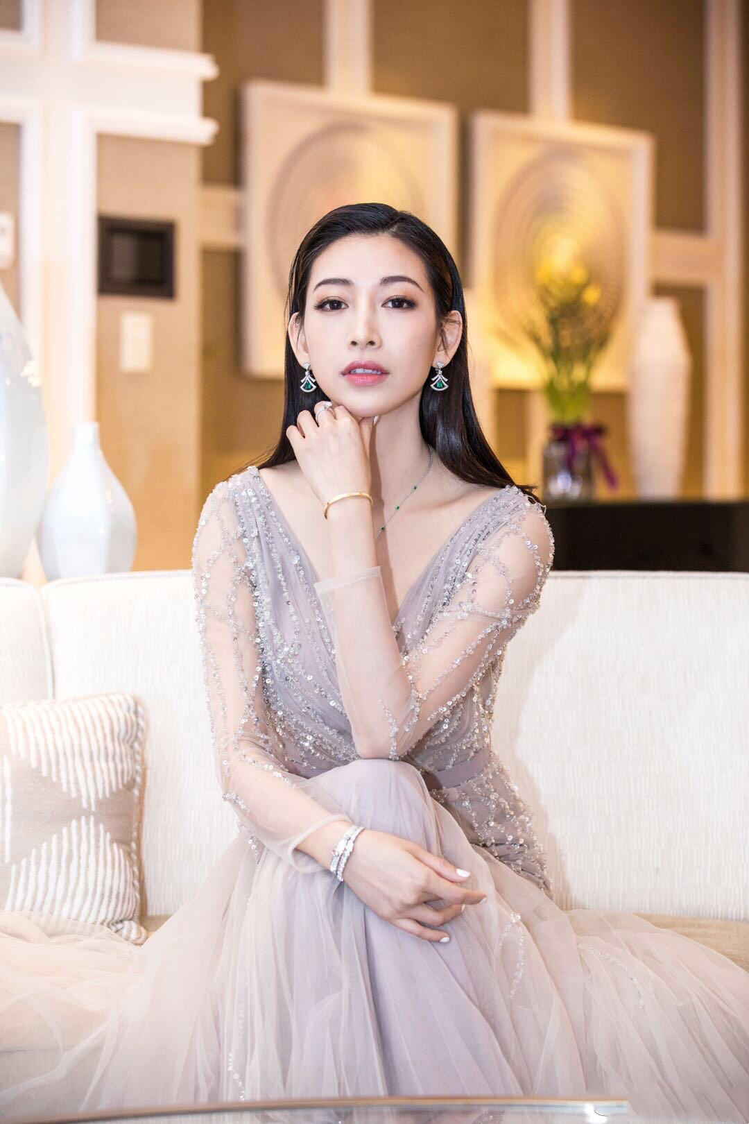 著名主持人温雅太会穿!v领亮片连衣裙优雅高贵,精致浪漫好惊艳