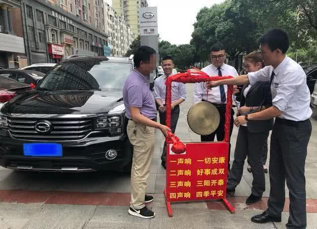 喜提新车却被“提车仪式”惹火，车主大发脾气：耍谁呢？退车退钱