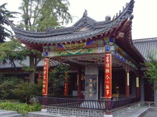 在当前其寺庙之中,它现存的大雄宝殿和天王殿仍保持明清建筑风格,建筑