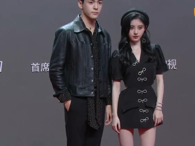 明星合影时到底多会抢镜?红毯上鞠婧祎与男星同框,肩膀暴露心机