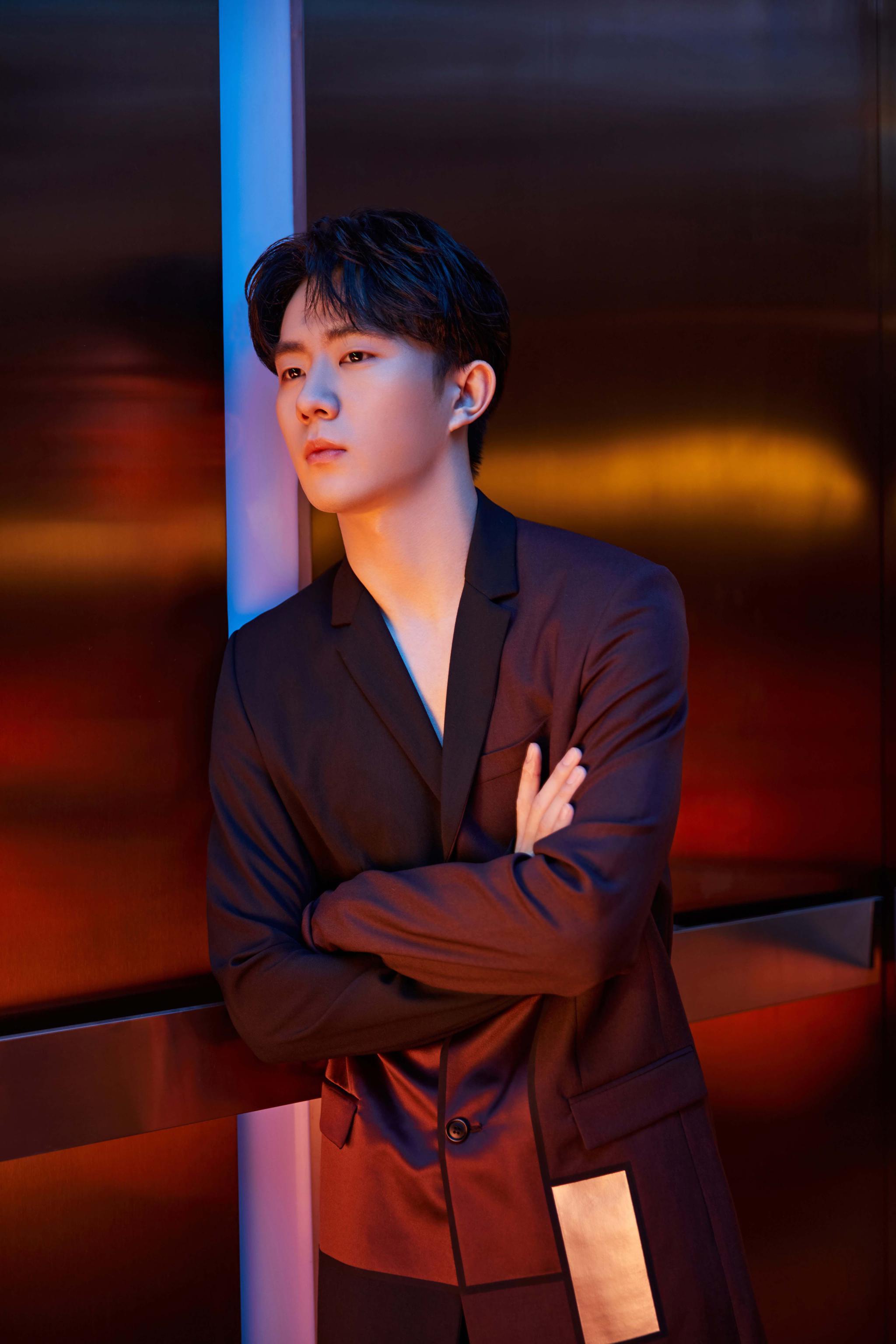 郑好电梯写真曝光真空西装搭配时尚风衣刻画轻时尚禁欲少年