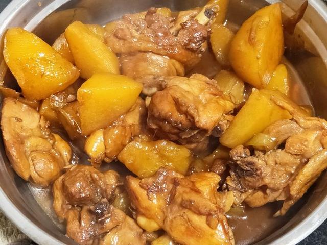鸡腿炖土豆肉质细嫩上桌秒空盘汤都喝干了老少皆宜