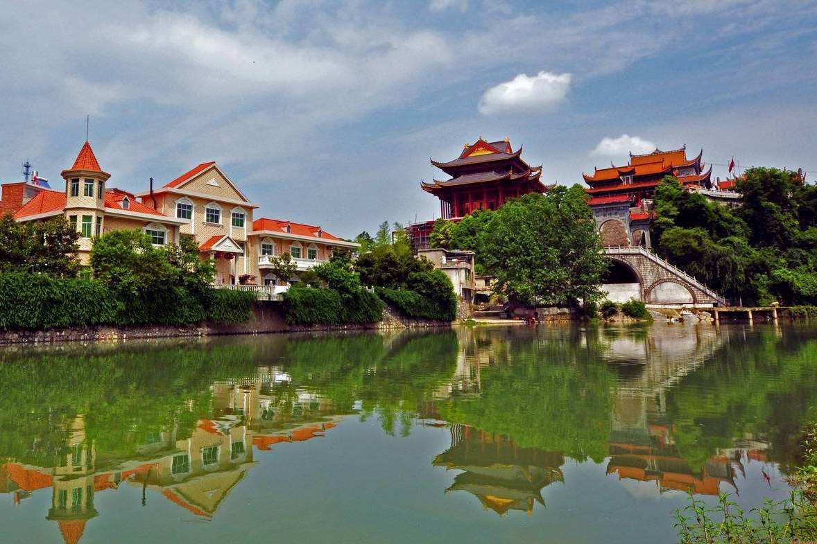 不错,这座小镇就是羊楼司镇,是湖南临湘市辖内的一座古镇,地理位置很