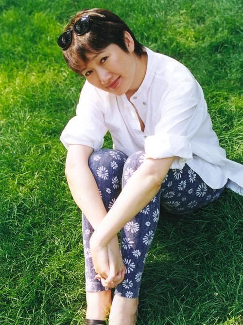 随着《游子吟》,《童年》等经典歌曲的相继推出,成方圆蜕变成为了国家