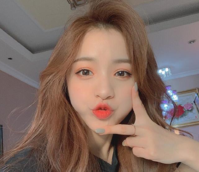 刘思瑶再次证明自己的颜值发布18岁素颜照真的不是方块脸