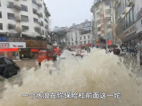 暴雨把路淹了，新手司機一腳油門沖了過去腸子都悔青了