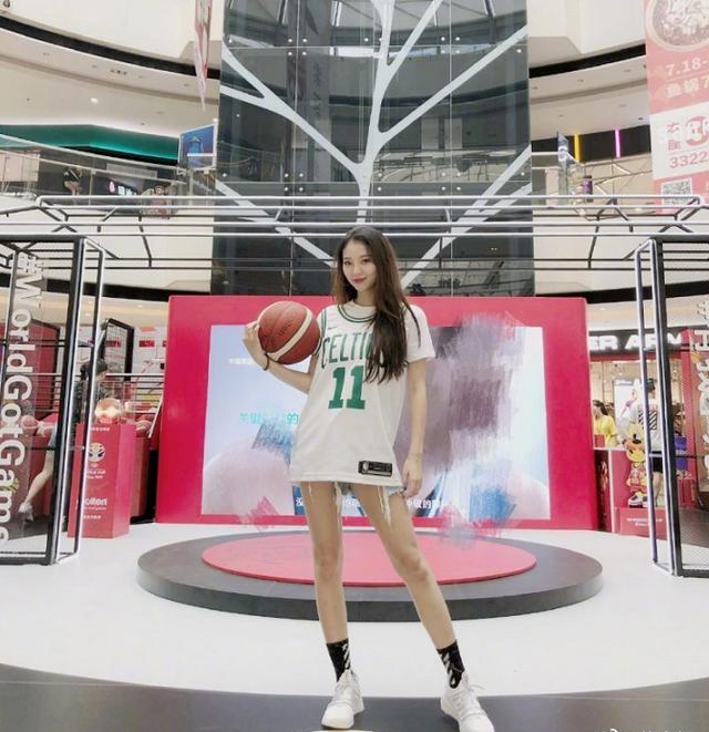 最美篮球宝贝黄逸辉,与易建联合影走红,如今跨队与球员恋爱?