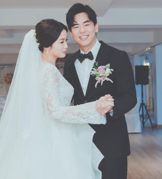 柯有伦官宣得女取名mila,晒合影眼里满是喜悦,不忘附文谢妻子