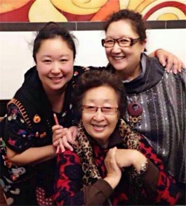 照顾瘫痪丈夫8年,儿女撮合再嫁姐夫19年,彭玉不为人知的一面