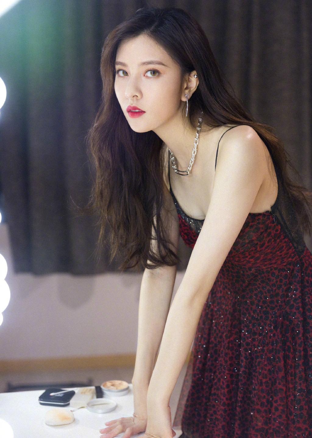 张一山眼光挺贼,女友宋妍霏腰细腿长,穿衣打扮也很任性