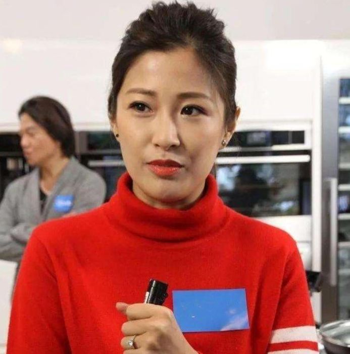 洪金宝女儿36岁仍未婚,明明有钱有颜有文化,但为啥无人敢娶她?