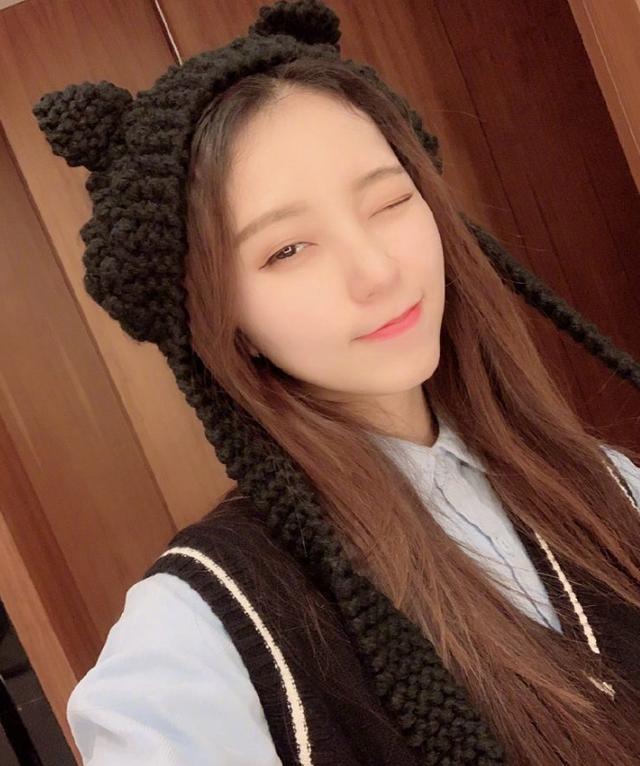 最美篮球宝贝黄逸辉,与易建联合影走红,如今跨队与球员恋爱?